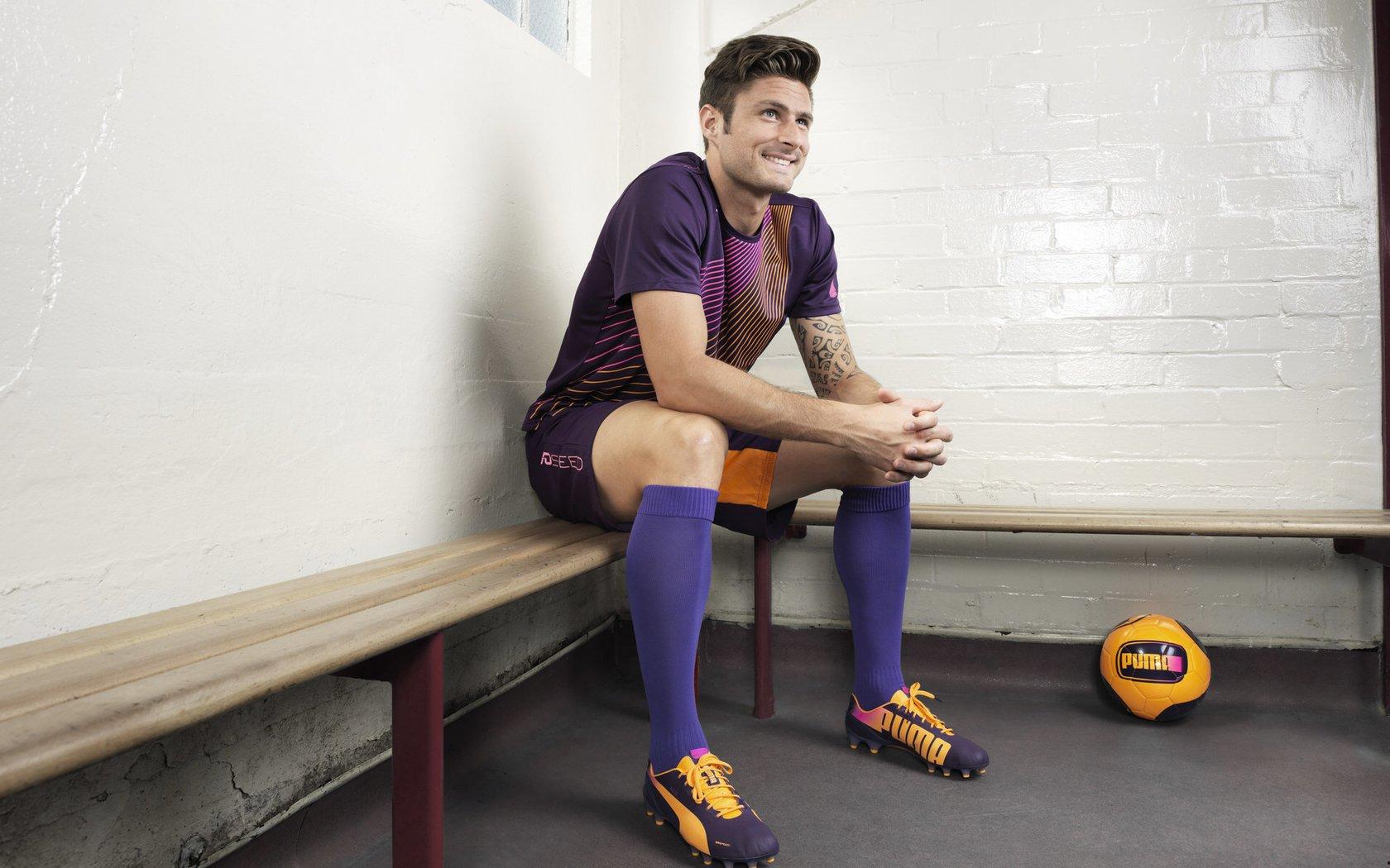 拜仁慕尼黑新赛季征程受阻，诺伊尔复出与组军双双遇挑战，图赫尔与球迷需共克时艰